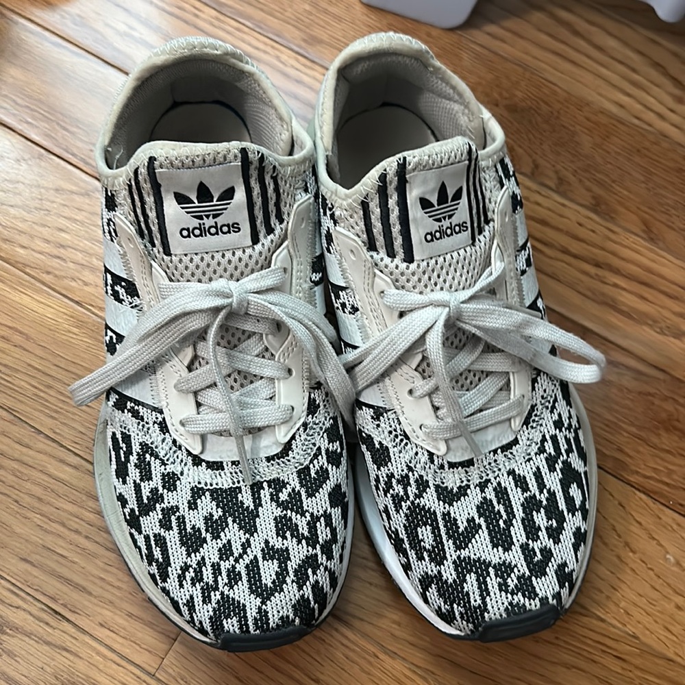 Super cute adidas shoes.6.5 - Picture 2 of 9